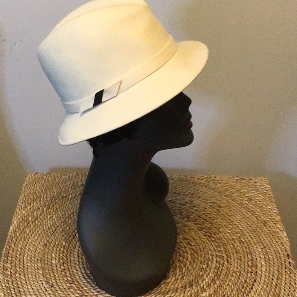 Ivory wool fedora with small Petersham accent on side bow, good condition. - Picture 2 of 5